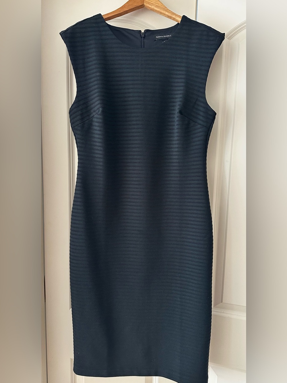 Banana Republic Textured Sleeveless Shift Dress in Black